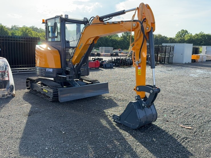 #2044-•-2025-future-ft40-mini-excavator-image-3