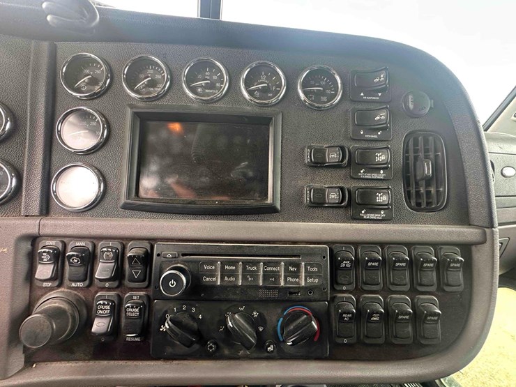 peterbilt-388-image-18