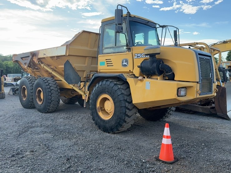 deere-250d-image-3