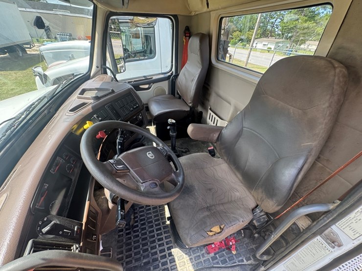 21-2015-volvo-vnl64t---d13,-405-hp---10-sp-698,118-miles-showing-- 4v4nc9eg7fn937547-image-5
