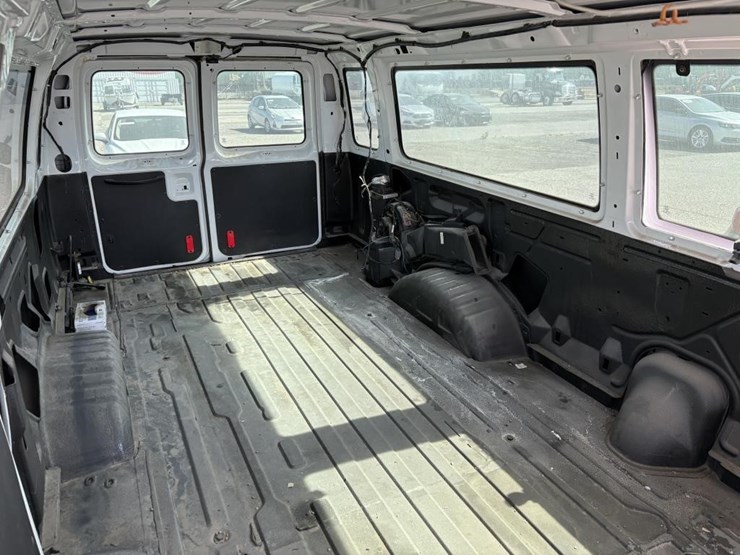 2013-ford-e350-image-12