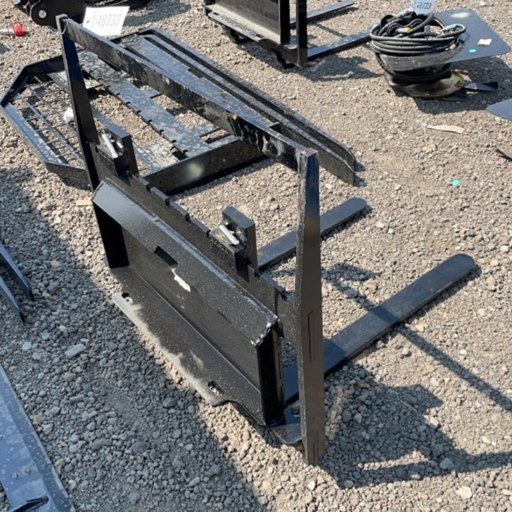 #1065 • 30" DINGO PALLET FORKS