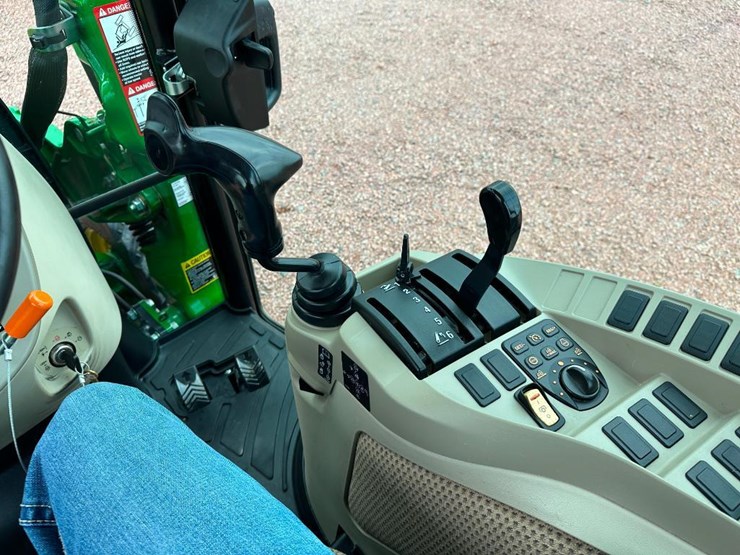 2022-john-deere-3033r-image-41