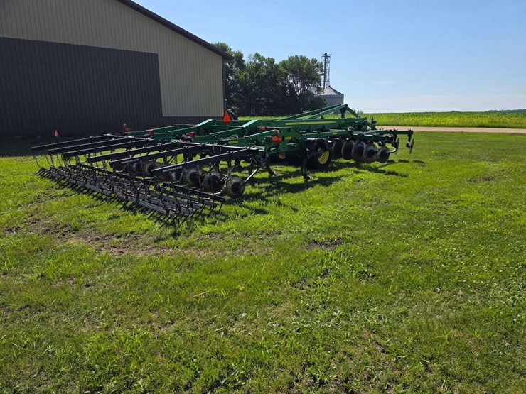 2016-john-deere-18-image-11