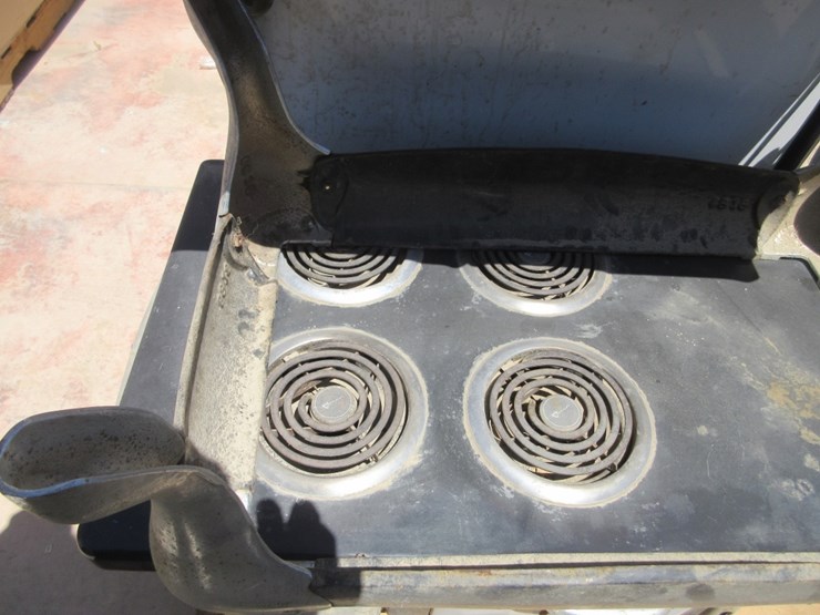 lot-of-country-charm-electric-4-burner-stove,-image-5