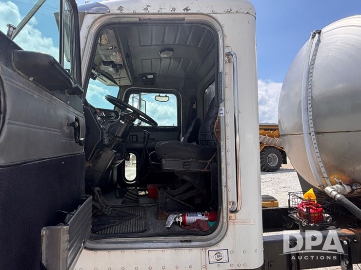 2000-peterbilt-357-image-76