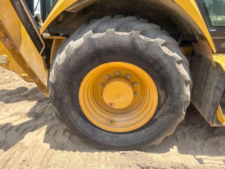2019-caterpillar-440-image-10