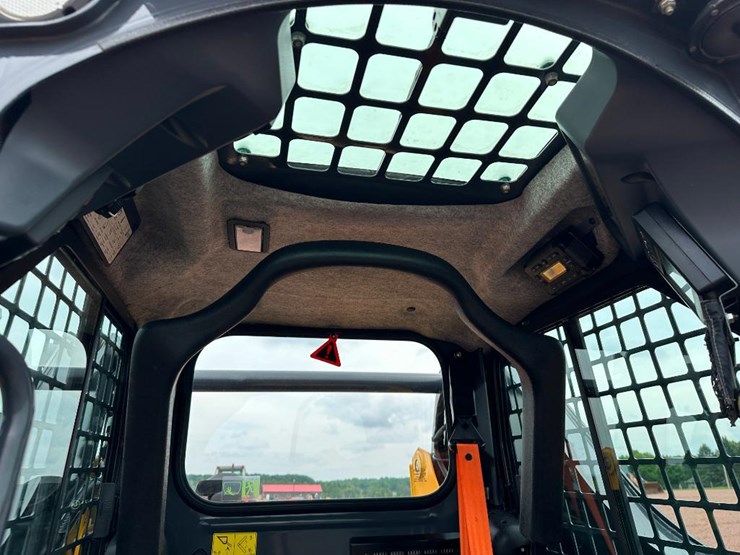 2020-deere-317g-image-38
