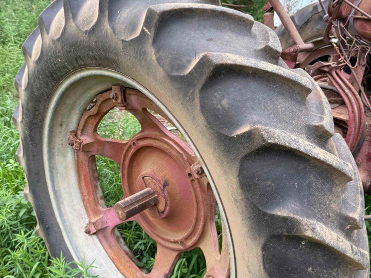 farmall-m-tractor-image-7