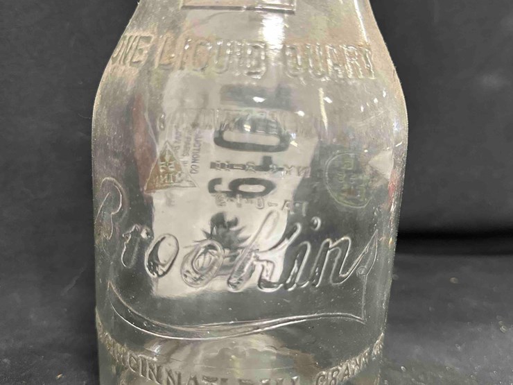1019---brookins-quart-oil-bottle-image-2