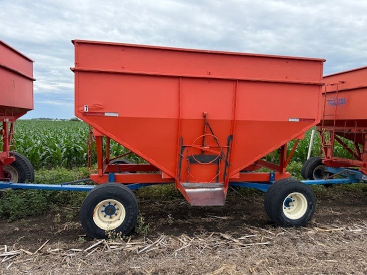 killbros-375bu-gravity-flow-wagon-on-killbros-gear-image-1