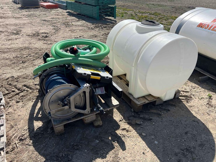 spraying-equipment-with-liquid-fertilizer-tank-image-2