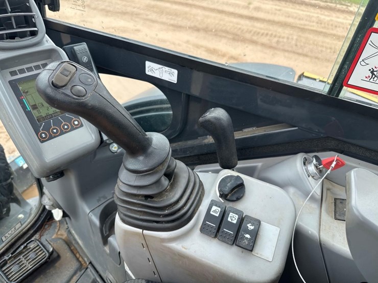 2020-deere-35g-image-32