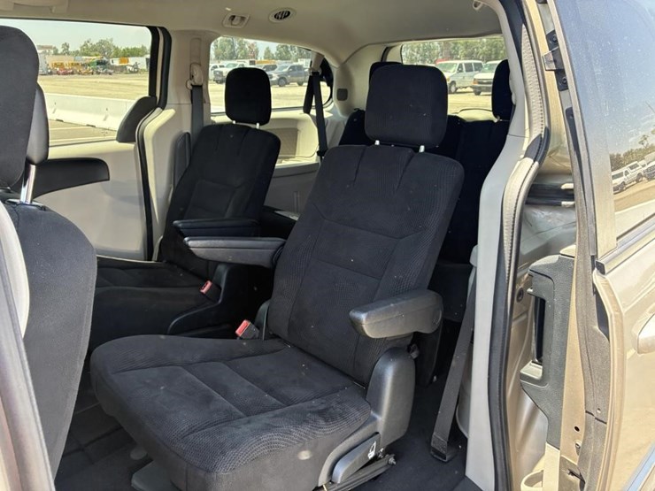 2015-dodge-grand-caravan-image-11