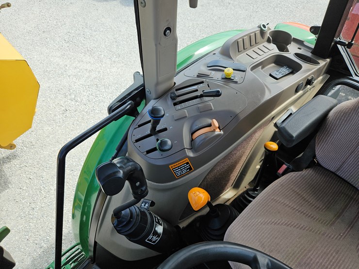 2013-john-deere-6115d-image-10