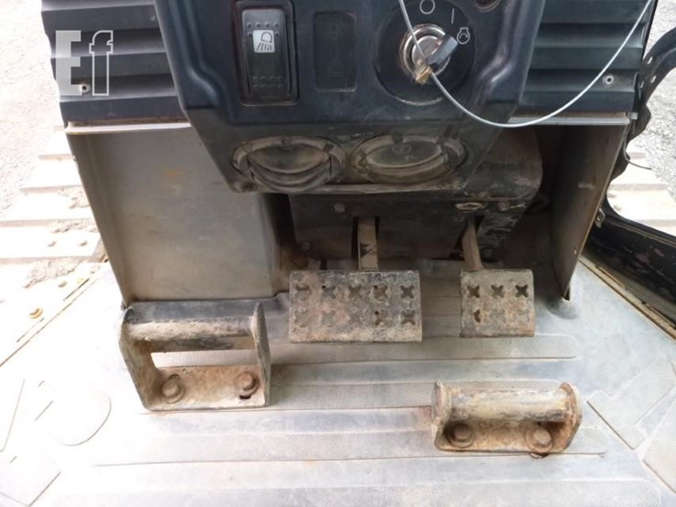 2005-caterpillar-d4g-xl-image-7