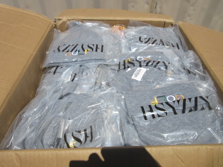 lot-of-assotred-clothing-items-&-beanies-image-6