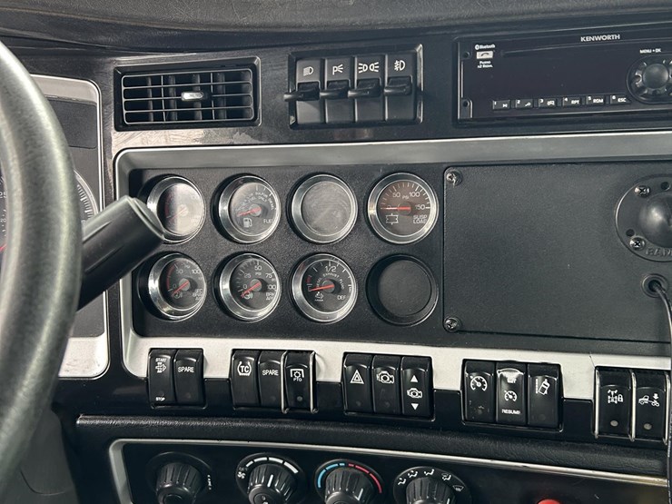 2020-kenworth-t800-image-25