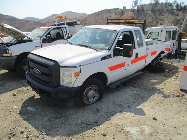 2015-ford-f250-xl-image-1