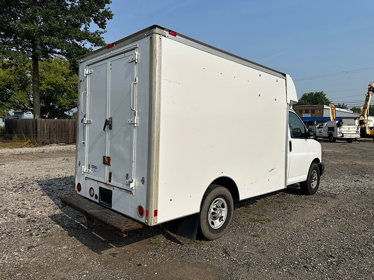2015-chevrolet-express-box-van-image-5