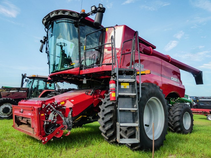 2022-case-ih-8250-image-1