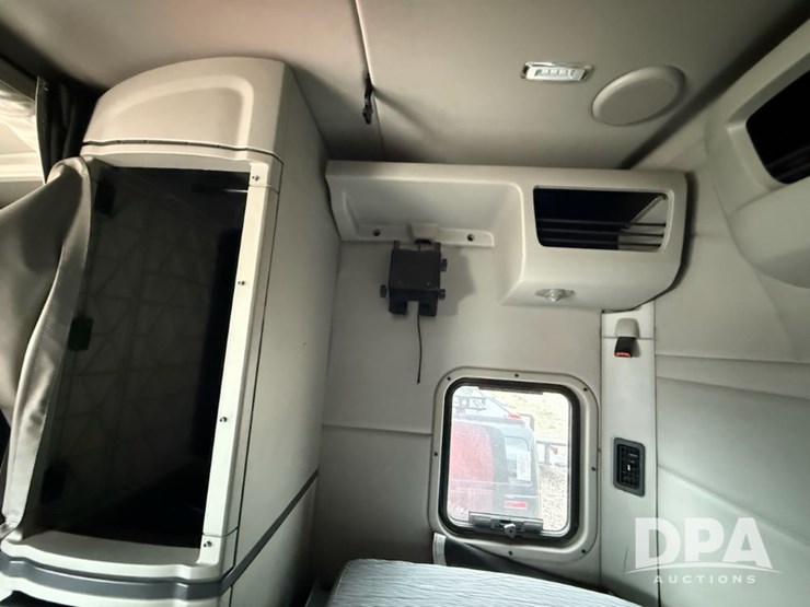 2018-peterbilt-579-image-18