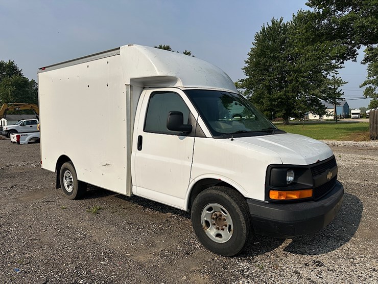 2015-chevrolet-express-box-van-image-3