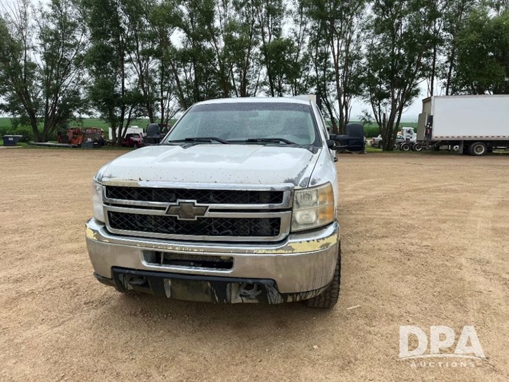 2011-chevrolet-silverado-2500-image-2