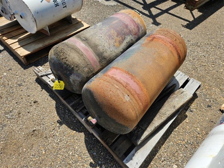 #2556-•-pallet-of-air-tanks-image-1