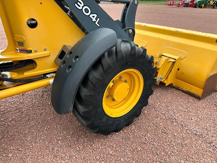 2017-deere-304l-image-12
