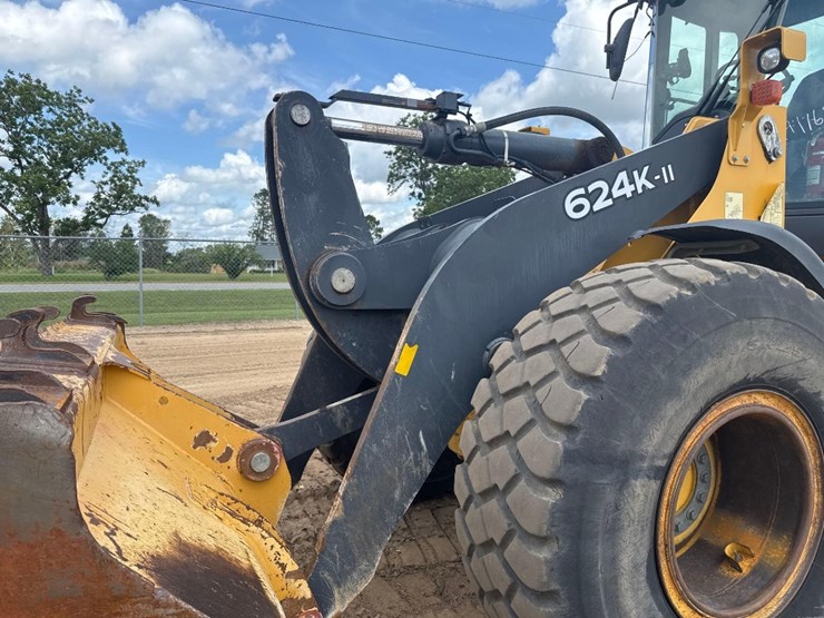 2017-deere-624k-image-13
