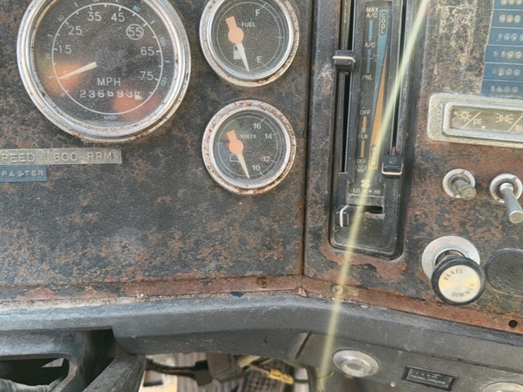 1994-ford-9000-image-22