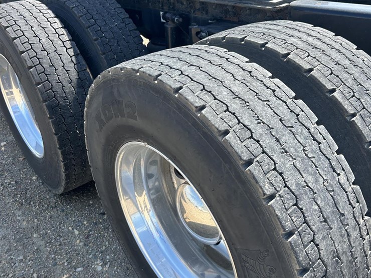 2020-peterbilt-567-image-8