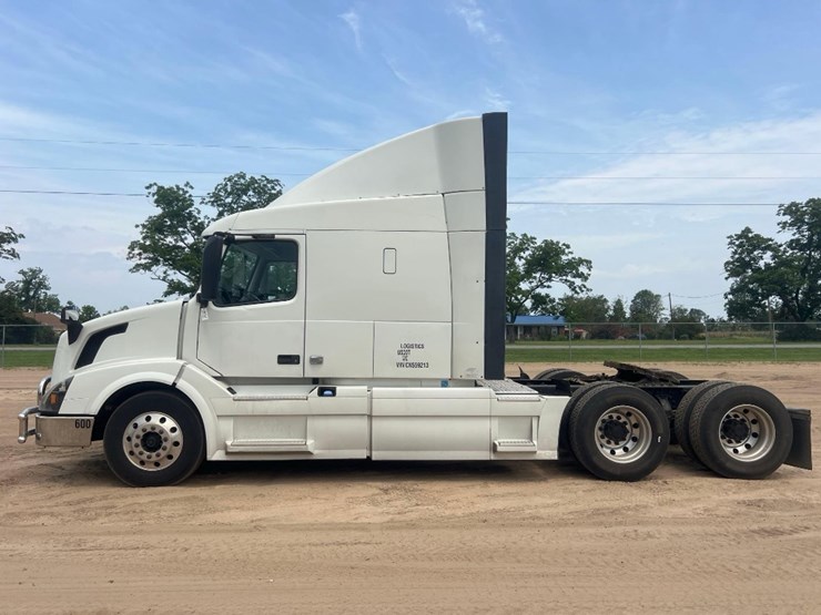 2012-volvo-dbl-sleeper-road-tractor-image-1