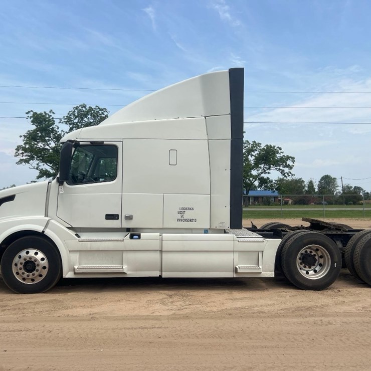 2012 VOLVO DBL SLEEPER ROAD TRACTOR