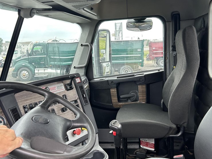 2015-freightliner-coronado-122-image-34