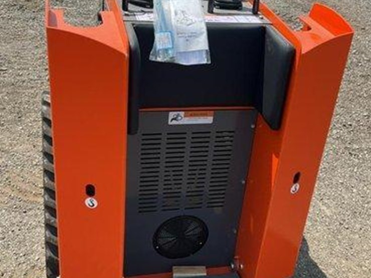 #1002-•-hurricane-hrc-700-mini-skid-steer-loader-image-3