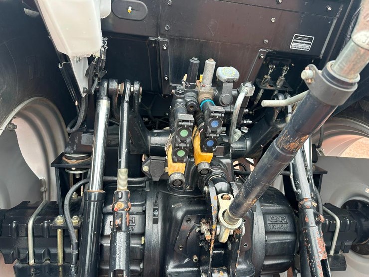 2015-case-ih-farmall-125a-image-24