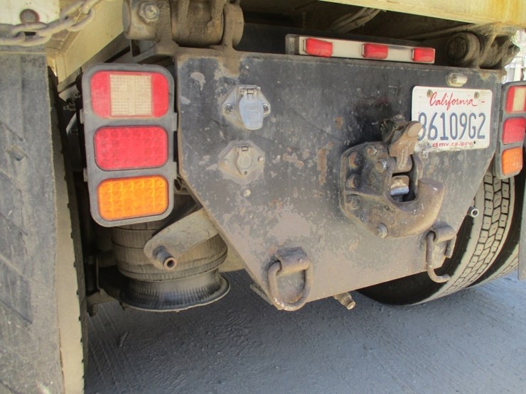 2014-freightliner-114sd-image-22
