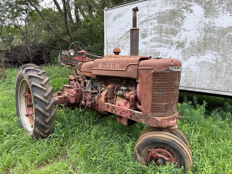 farmall-m-tractor-image-1