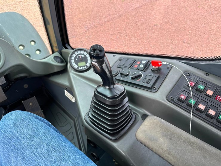 2017-deere-304l-image-60