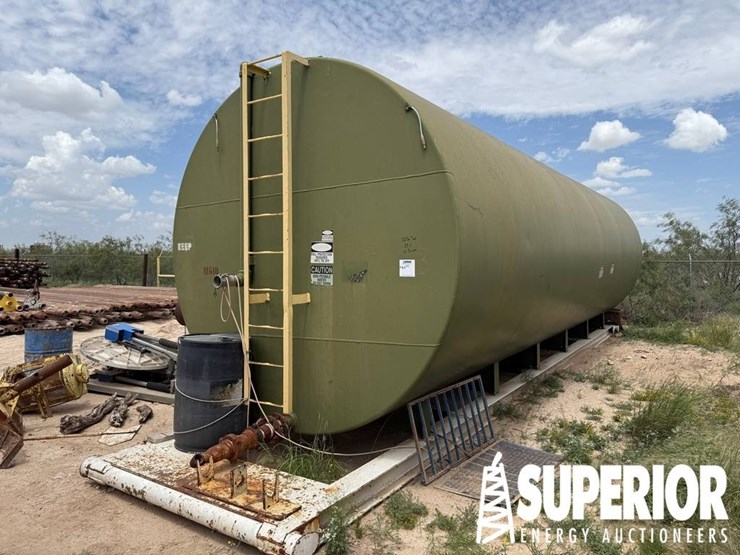 (r18-9)-10'6"dia-x-33'l-water-tank,-w/-4'l-porch,-image-1