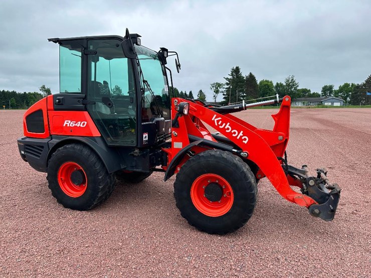 2021-kubota-r640-image-3
