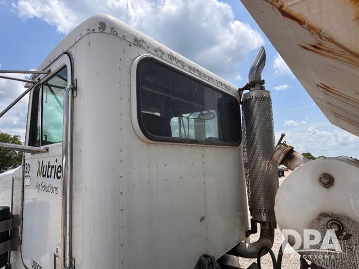 2000-peterbilt-357-image-23