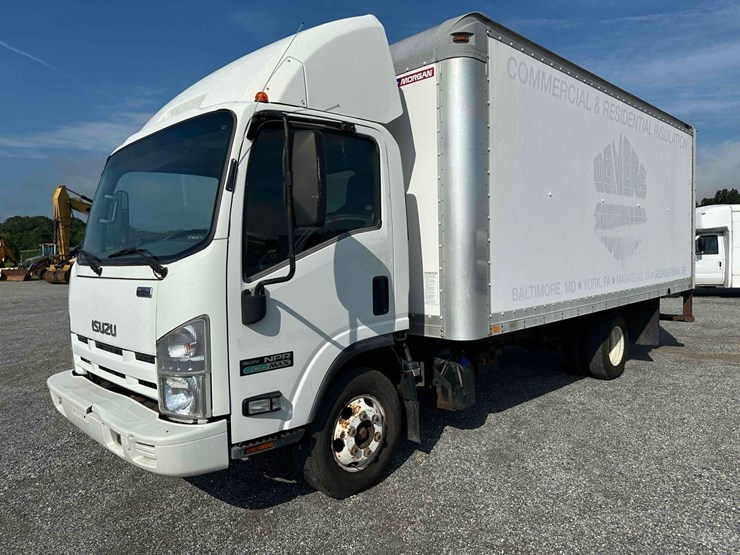 2013-isuzu-npr-eco-max-image-1