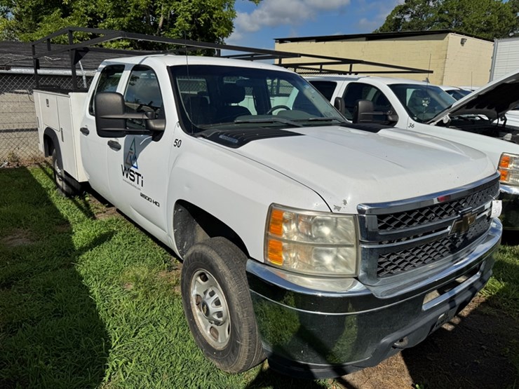 2011-chevrolet-silverado-2500-image-2