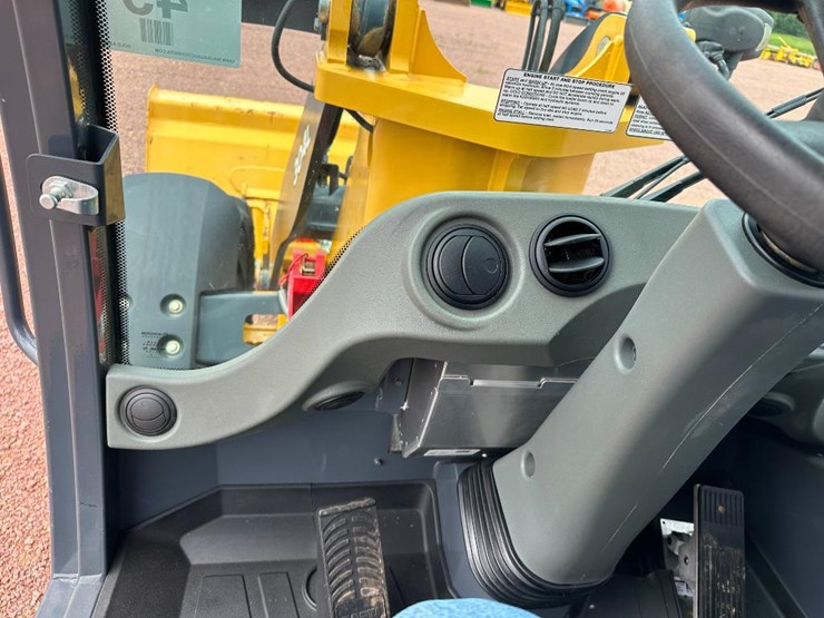 2017-deere-304l-image-58
