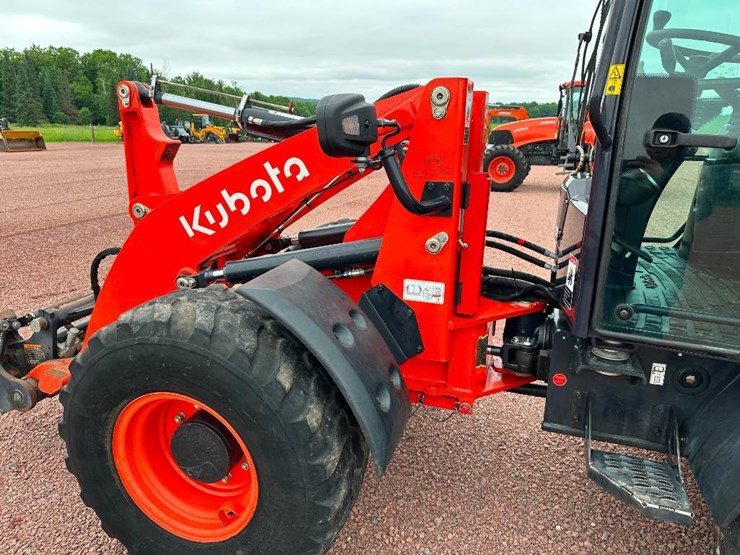 2021-kubota-r640-image-34