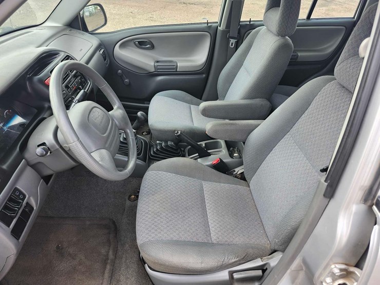 2003-chevrolet-tracker-image-12