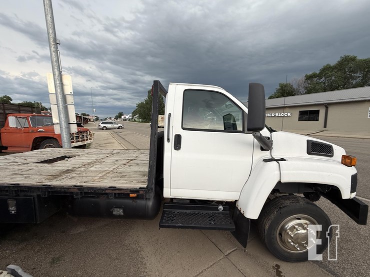 2004-gmc-5500-image-2